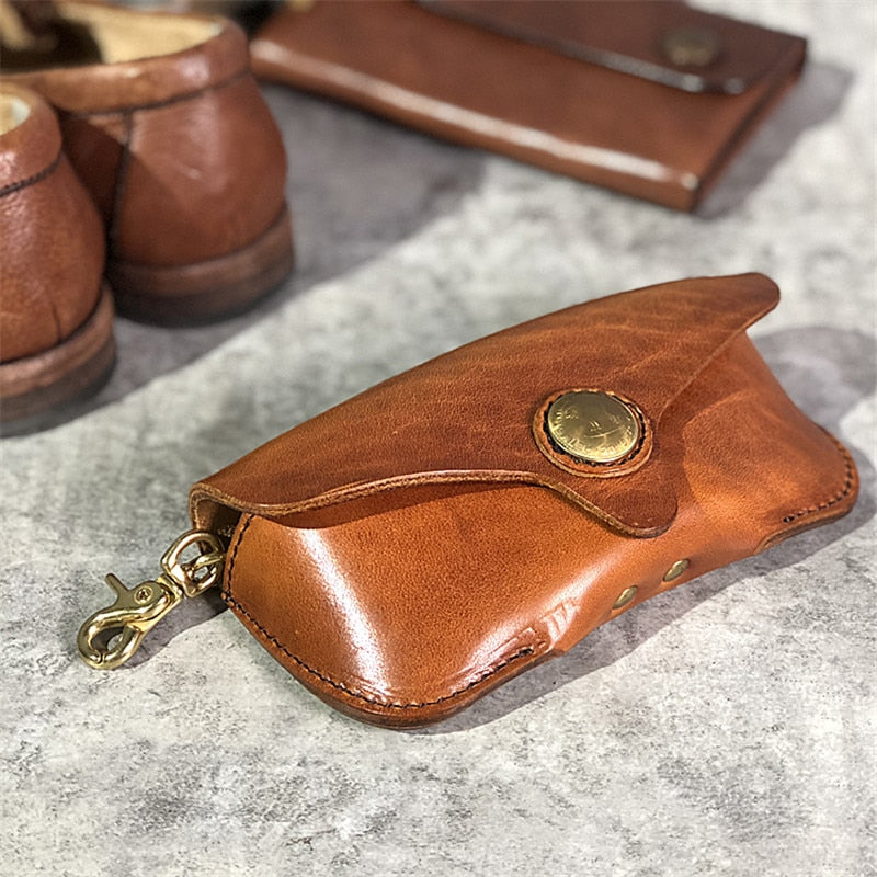 The top-layer crazy horse cowhide exterior not only adds an element of vintage charm to your look but it also protects from scratches and damage. 